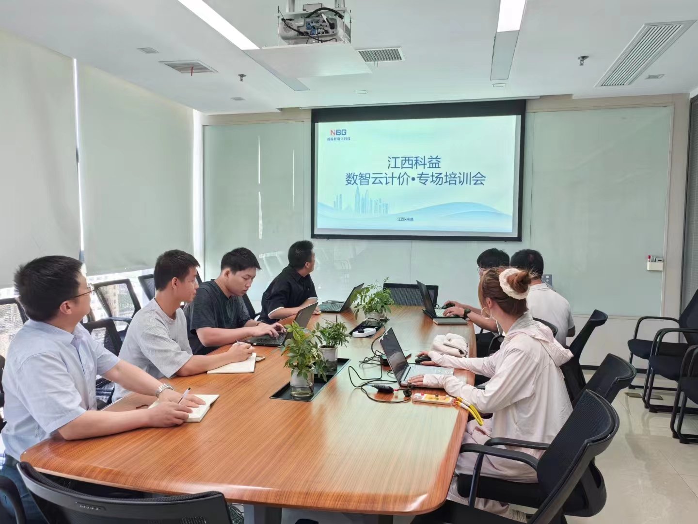 为政府和企业发展决策提供解决方案和数
