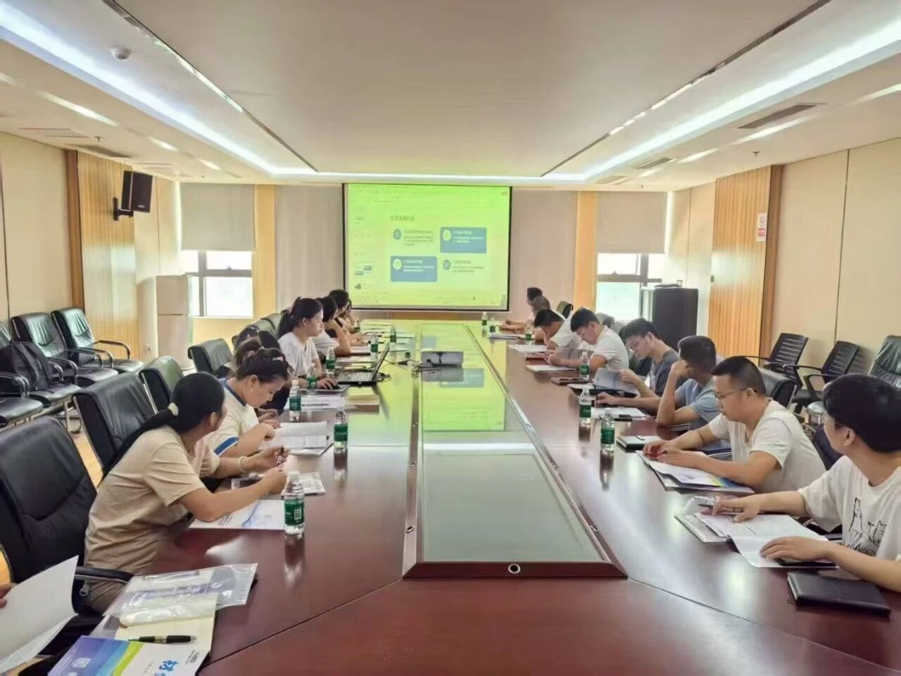 微信图片_20250922160537_520_5.jpg 为政府和企业发展决策提供解决方案和数