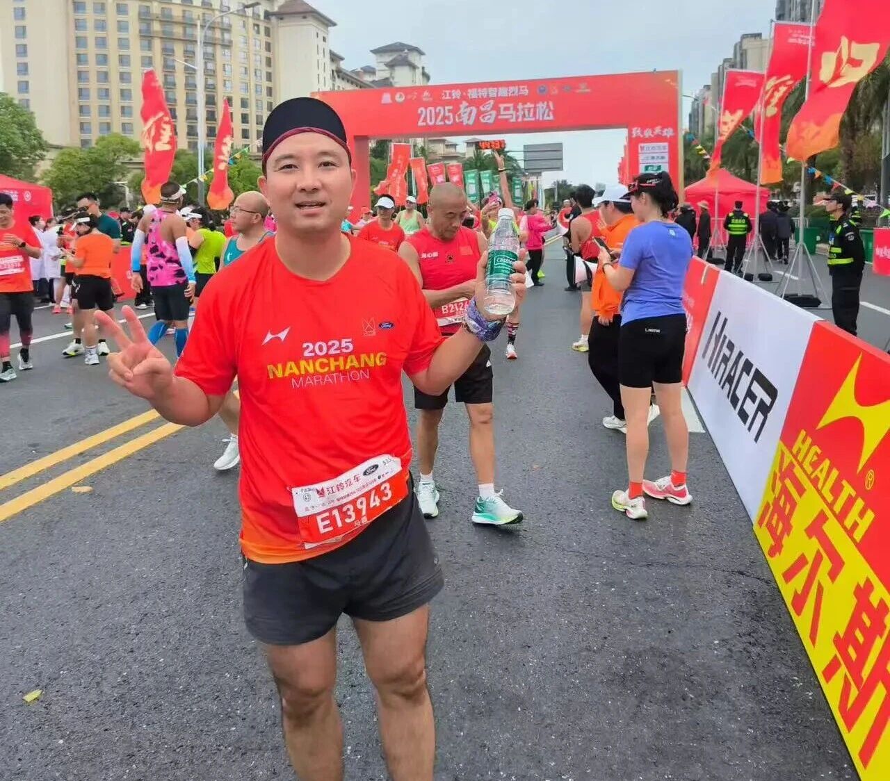 微信图片_2025-11-18_101827_360.jpg 当2025南昌马拉松的完成了42.1
