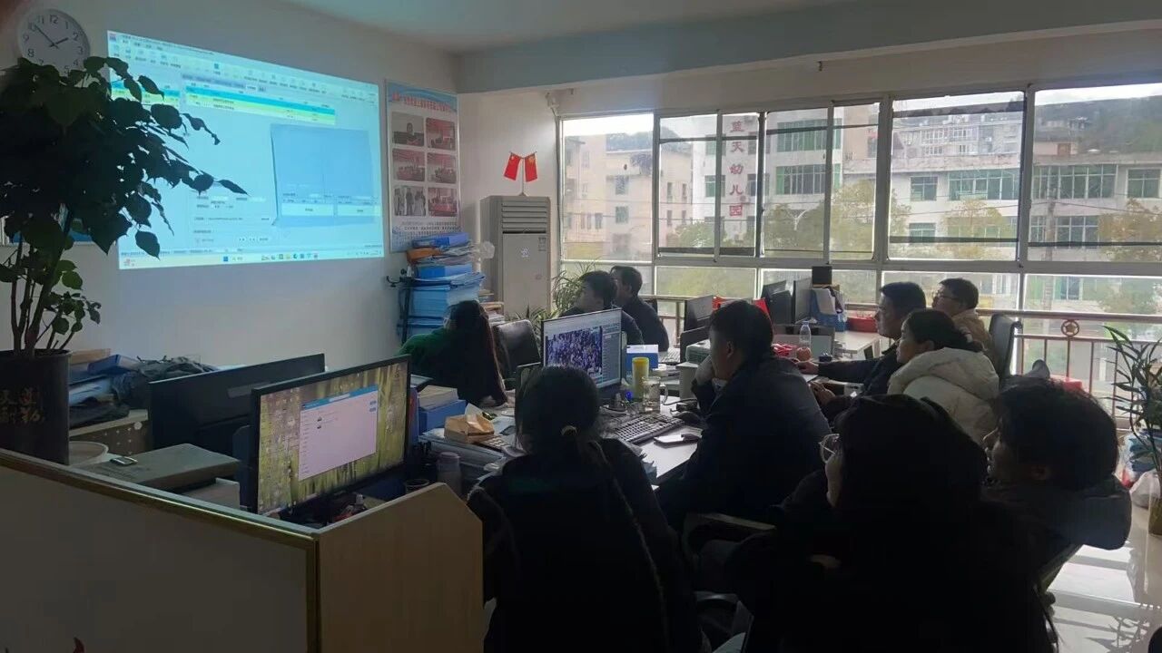 2.jpg 为政府和企业发展决策提供解决方案和数
